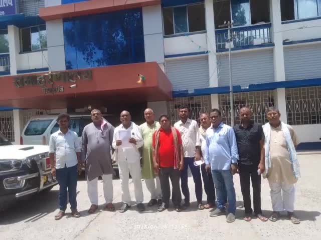 गोपालगंज ट्रक ओनर एसोसिएशन के सभी सदस्य ने गोपालगंज जिला अधिकारी से मिलकर गिट्टी बालू की गाड़ी खड़ा करने के लिए जगह चिन्हित करने का मांग किया गया
