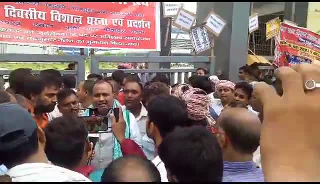 किसान सलाहकार को सम्मान जनक वेतन मिलना ही चाहिए।
आज कृषि विभाग के ऑफिस के सामने प्रदेश भर आए  किसान सलाहकार प्रदर्शन कर रहे थे उसी रास्ते से गुजरने के दौरान किसान सलाहकारों ने गाड़ी को रोक कर अपना ज्ञानप दिया ।