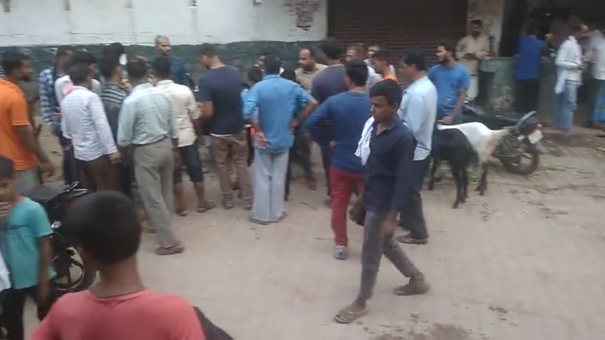 #इमामबाड़ा पर #बकरामंडी में #बकरा खरीदने के लिये उमड़ी भीड़ #मिर्ज़ापुर