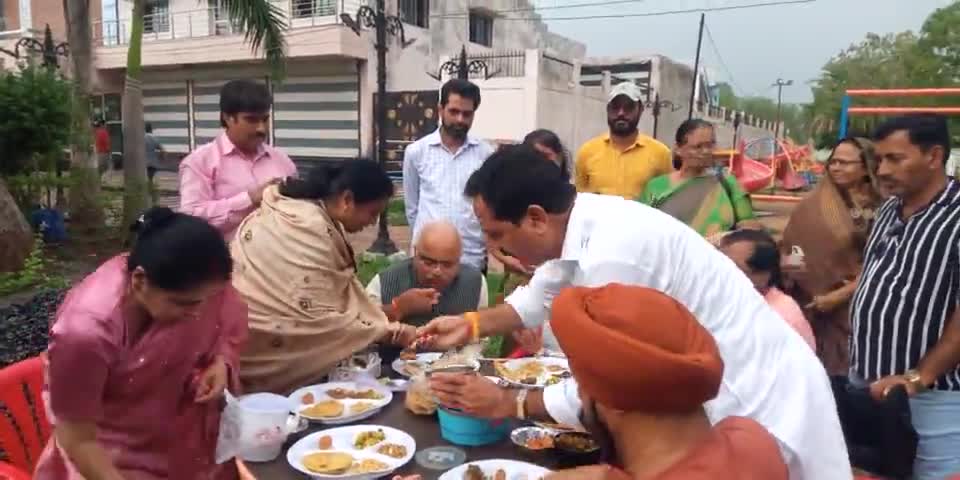 भाजपा का भोजन पर चर्चा कार्यक्रम अटल गार्डन मे आयोजित #नागदा #satyendrayadav