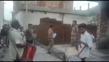 ढोल नगाड़ों के साथ पहुंची पथरी पुलिस फरार आरोपी राशिद के घर चस्पा किया नोटिस #pathripolice #haridwarpolice #public