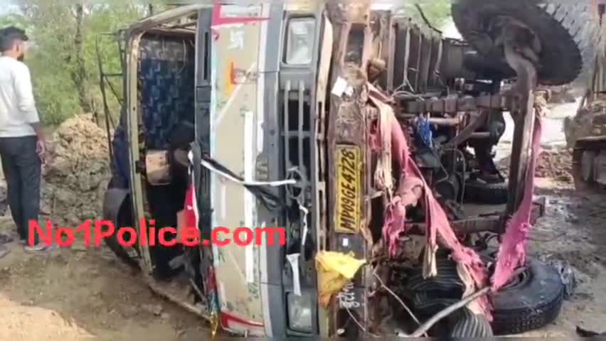 दतिया में भीषण सड़क हादसा! एक दर्जन लोगों की मौत की संभावना,दर्जनों घायल
#datia #datiaभाण्डेर #gwalior #bjp #accident
