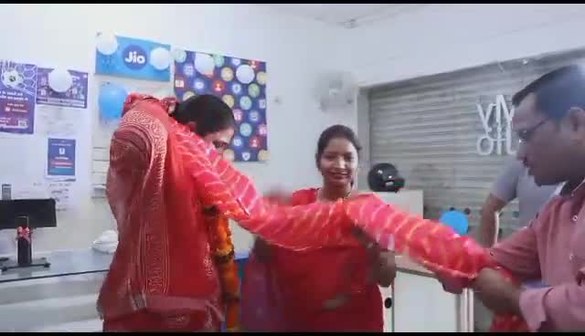 BAYANA me Hua 5G launched

Ritu Banawat ji ka Safa pahna kar samman Kiya Gaya #jio office Bayana
