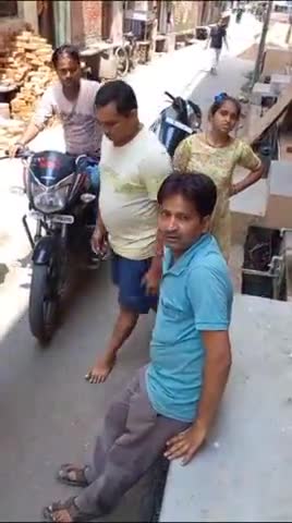 कटखने कुत्ते ने किया बाइक सवार पर हमला अब तक कई लोगों को काट चुका लोगों ने की पकड़ने की अपील।
#इटावा #शहर #आवाराकुत्ता