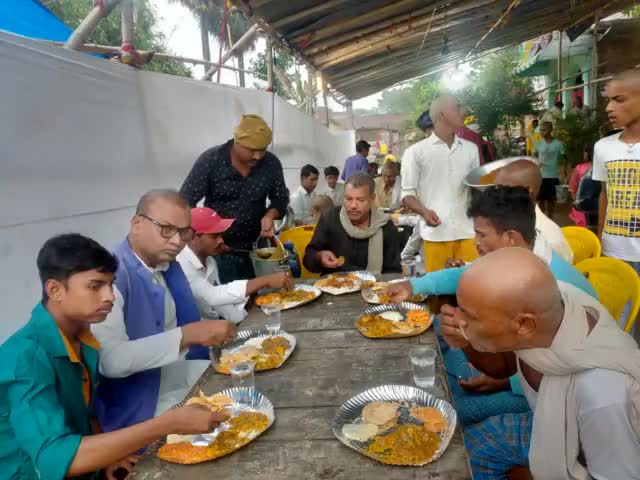 r j p अध्यक्ष #उपेंद्र साहनी #ने #वैशाली जिला के तेरसिया दियर में अपने पार्टी के प्रदेश उपाध्यक्ष ओम प्रकाश पासवान के चाचा गुरुचरण पासवान के श्राद्ध क्रम में पहुचे।