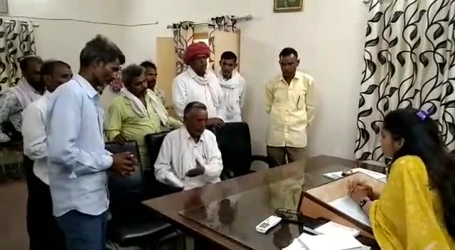 खाल का ढाबा गांव में चरागाह भूमि को अतिक्रमण मुक्त कराने की मांग को लेकर ग्रामीणों ने एसडीओ नेहा मिश्रा को सौंपा ज्ञापन