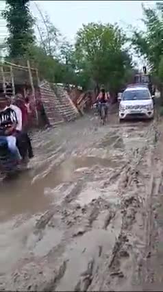 नप उदाकिशुनगंज की तस्वीर देखिए,हल्की फुल्की बारिश में यह हाल है।अधिकारी है अनजान(बसगरहा गांव की तस्वीर)
