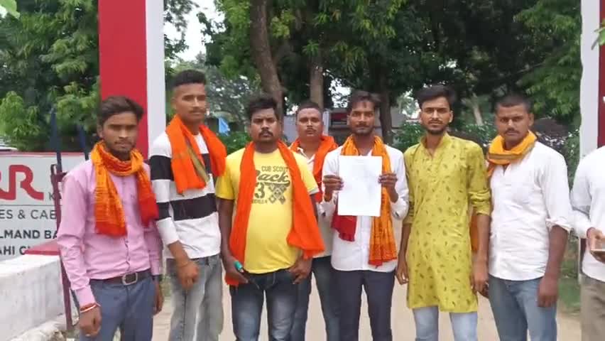 लहरपुर: राष्ट्रीय हिंदू शेर सेना के कार्यकर्ताओं ने एसडीम व थाना प्रभारी लहरपुर को सौंपा ज्ञापन।#sitapurnews 
#laharpur