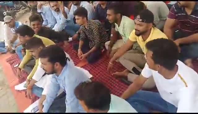 शिक्षक बहाली  से डोमिसाइल नीति हटाने  के विरुद्ध में अभाविप आरा के द्वारा धरना-प्रदर्शन किया गया !

#ABVPForEducation