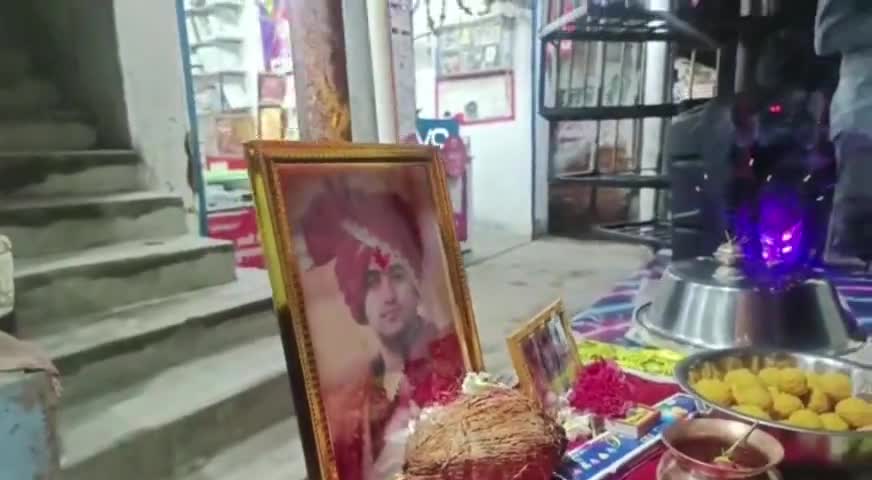 पंडित धीरेंद्र कृष्ण शास्त्री जी महाराज के जन्मोत्सव पर गुढी मे हनुमान चालीसा पाठ आरती कर प्रसाद वितरण किया गया