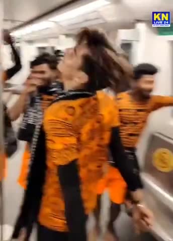 दिल्ली: मेट्रो में भोलेनाथ के गाने पर नाचे कांवड़िए,  वीडियो हुआ वायरल#KanwarYatra2023 #KanwarYatra