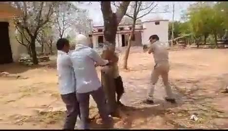 दरोगा का व्यक्ति को बांधकर पीटने का वीडियो हो रहा है सोशल मीडिया पर वायरल।
#mujaffarnagar