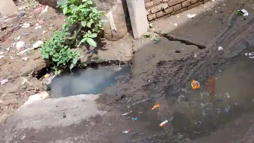 #वार्ड नम्बर 45 के कई मोहल्लों में समयानुसार नहीं होता है नालियों का साफ सफाई जिससे सड़क पर बहता रहता है दूषित पानी।