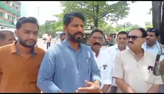 कर्नाटक में जैन मुनि हत्यारो को फांसी की सजा दिलाने सर्वधर्म के अनुयायीओ ने महामाहिम राष्ट्रीपति के नाम ज्ञापन सौपा.... #फांसी_दो_फांसी_दो.....
https://youtu.be/nLYdFBF0Cpg
#komal_ahirwar