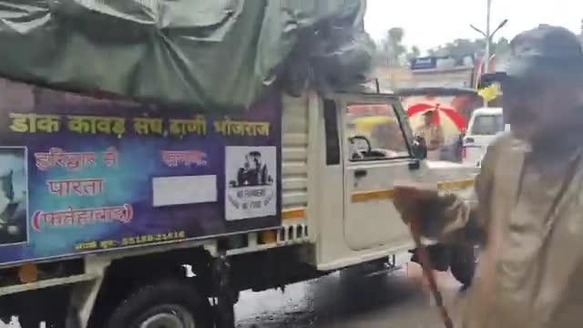 हरिद्वार के पुलिस कप्तान ने बारिश में संभाला मोर्चा - व्यवस्थाओं का जायजा लेने निकले #haridwarpolice #sspharidwar