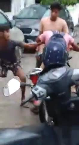 कानपुर नगर

एक बार फिर देखने को मिला दबँगो का कहर

 बेखौफ दबंगों ने जमकर बरसाई बेल्ट, चप्पल, और लात घूसे#news24hours