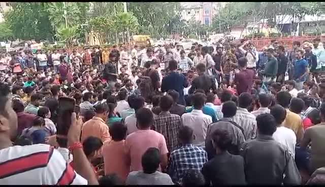 पटवारी भर्ती घोटाले को लेकर इंदौर कलेक्ट्रेट के बाहर अभ्यर्थियों का प्रदर्शन ।
घोटालेबाज सरकार को सत्ता से बाहर का रास्ता दिखाएगा ।
#PatwariExamGhotala #PatwariScam #PatwariScam2023 #पटवारी_भर्ती_घोटाला #पटवारी
