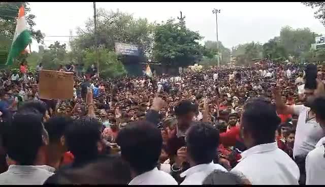 इंदौर पटवारी भर्ती परीक्षा में धांधली का विरोध,हजारों छात्रों ने कलेक्ट्रेट को घेरा
#indore #indorenews #indorenews #bjp