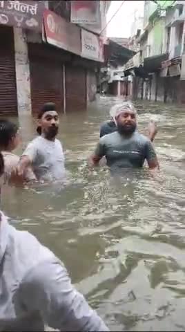 लक्सर में बाढ़ जैसे हालात-लक्सर के मेन बाजार की दुकानों में घुसा पानी #laksar #bad #barish laksarmarket