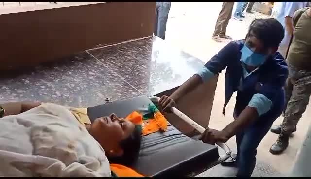 पटना-विधानसभा घेराव के दौरान पुलिस लाठीचार्ज में बोचहां से पूर्व विधायक और बीजेपी महामंत्री बेबी कुमारी घायल हुए, अस्पताल में इलाज के लिए कराया गया भर्ती
#babykumaribjp 
#BJP4Bihar 
#SMCHOUOfficial