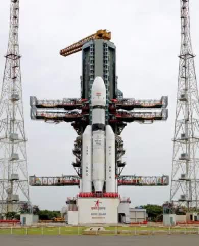 माना अगम अगाध सिंधु है,संघर्षों का पार नहीं है । 
किंतु डूबना मझधारों में साहस को स्वीकार नहीं ।।

मेरा भारत महान 🇮🇳 
#chandrayan3