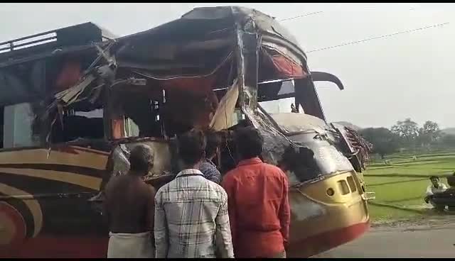 खनुआ में बस और ट्रक के बीच हुआ दुघर्टना जिसमे बस ड्राइवर सहित कई लोग घायल।#singrauli95557