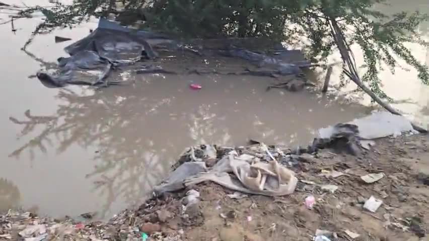 Delhi ke Geeta colony #Yamuna nadi mein badh ka Pani kam ho gaya hai