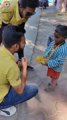 इंदौर: खिलौने देखकर बच्चे खुशी से झूम उठे 🥳🙂
#daanpatrafoundation #yashguptadaanpatra #needypeople #helpothers #supportus