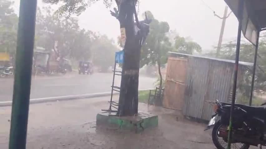 कुंडा: कुंडा के विहार बाजार में हुई खूब जमकर बरसात जिससे यहां जनजीवन प्रभावित हुआ
और भीषण गर्मी से राहत मिली #कुन्डा #प्रतापगढ