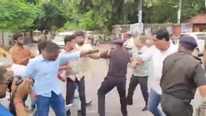 गोरखपुर विश्वविद्यालय के कुलपति का फूंका पुतला, मुख्य नियंता व गार्ड के साथ जमकर हुई मारपीट..#gorakhpur #newsbulletin360