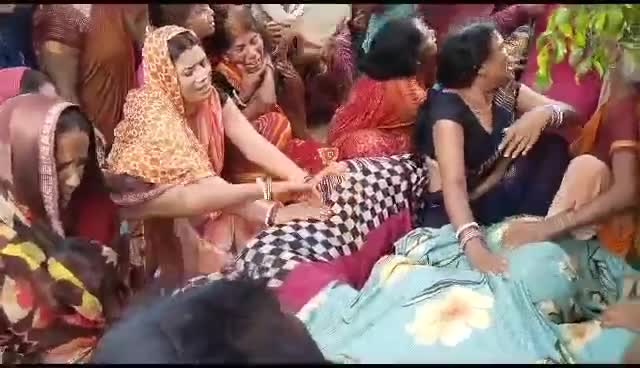 #वैशाली_जिला के #जंदाहा_थाना क्षेत्र के #चौसा गांव में बिजली की करंट लगने से एक ही परिवार के 3 लोगों की हुई #मौत बता दें कि घर में पंखा चल रहा था इसी क्रम में शॉर्ट सर्किट से यह हादसा हो गया 😭