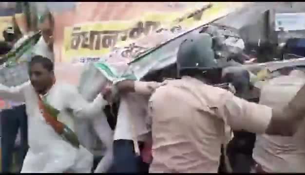 भाजपा सांसद को बिहार पुलिस ने दौडा दौडा कर पीटा #biharbreakingnews #biharnews #biharsanshad #bihargoverment