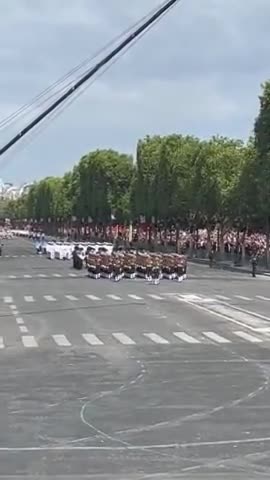 #france #bastile #day #parade मे भारतीय सेना, नौसेना और वायु सेना के जांबाजों का परेड जबरदस्त. जय हो🇮🇳
