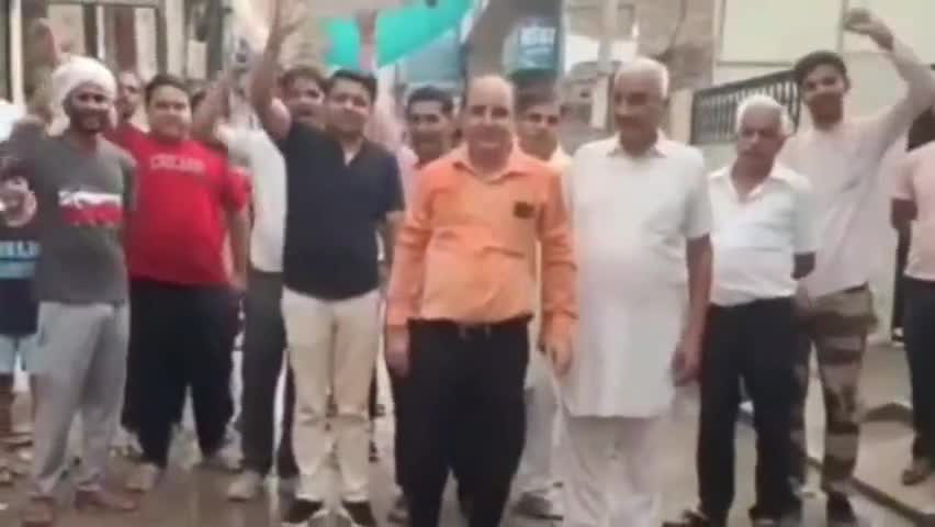 हनुमानगढ़: जंक्शन के मुख्य बाजार में दुकानदारों ने नगर परिषद के खिलाफ की जमकर #नारेबाजी टूटी सड़क का निर्माण करवाने की है मांग