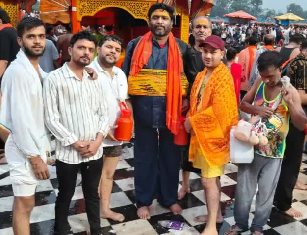 #हर_हर_महादेव 

हरिद्वार से गंगा स्नान के पश्चात - गंगा जल की कावड़ लेकर #मुज़फ्फरनगर की ओर प्रस्थान करते हुए