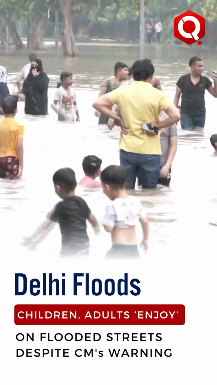 Visuals | Children, adults ‘enjoy’ on flooded streets of Delhi. 
#DelhiFloods #DelhiFloodUpdate