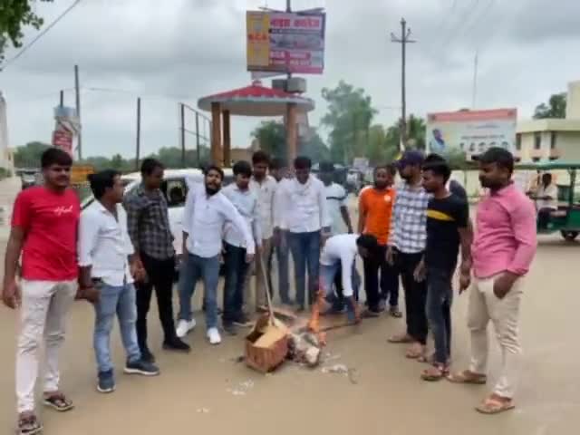 #ताड़ीघाट_रेलवे_स्टेशन को फिर से चालू कराने का #मामला - #छात्रसंघ ने फूका #पुतला....
