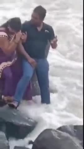 महज एक फोटो के चक्कर में हो गया बड़ा हादसा... मम्मी-मम्मी चीखते रहे बच्चे।
 #sealife#monuchodhary1234  #selfie #photo