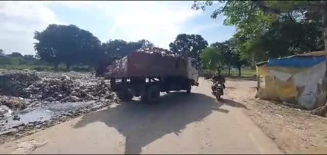 बहराइच नगर पालिका कर्मचारी की दबंगई देखने को मिली पत्रकार के विरोध  के बाद भी नहीं माना कर्मचारी #bahraichnews # viral