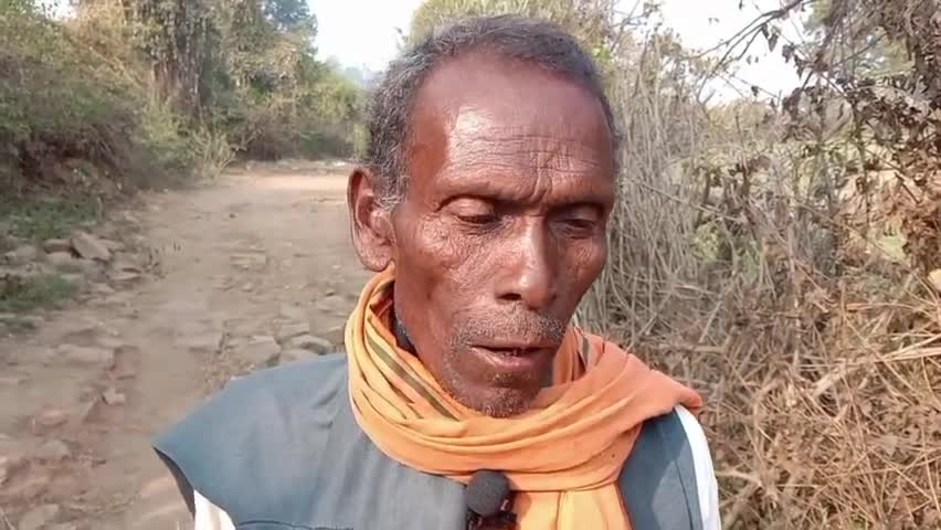 मानपुर: उमरिया बांधवगढ़ ग्राम टुकरा कठई के वार्ड नंबर 10-11 में सीसी रोड नं होने से मरीज़ डिलेवरी #rammandir #mandi #day