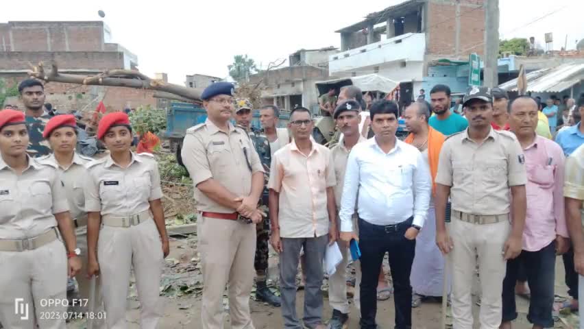 बिरौल अंचल क्षेत्र के गांव शाहों में शुक्रवार को बुलडोजर से अवैध कब्जा हटाते हुए अधिकारी मौके पर कोर्ट के नाजिर पंकज कुमार पुलिस निरीक्षक सत्य प्रकाश झा आदि पदाधिकारी उपस्थित थे