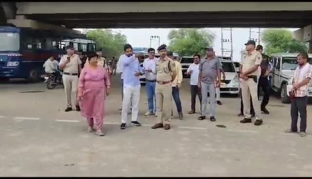 सिरसा: #आयुक्त_गीता_भारती ने गांव सिंकदरपुर के पास बाईपास पर फतेहाबाद की ओर से आने वाले पानी को रोकने के लिए किए जा रहे प्रबंधो