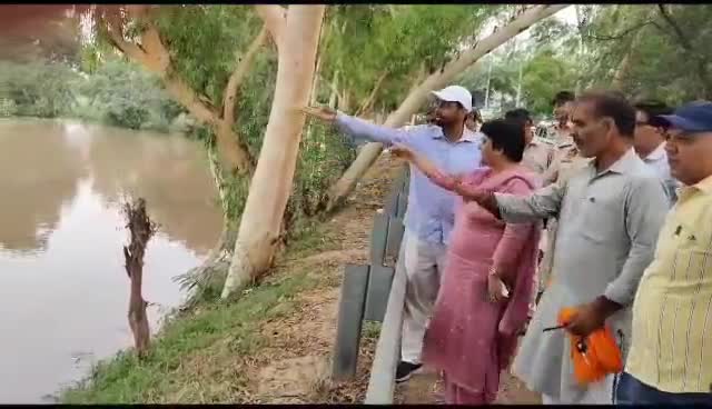 सिरसा: 🔸हिसार मंडल #आयुक्त_गीता_भारती ने गांव #मीरपुर के पास घग्गर नदी पर बनाएं तटबंधों का जायजा लिया
🔹उपस्थित ग्रामीणों से भ
