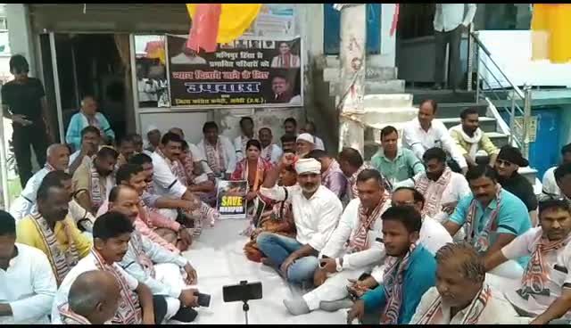 अमेठी:मणिपुर हिंसा से प्रभावित परिवारों को #न्याय दिलाए जाने के लिए मुख्यालय #गौरीगंज में जिलाध्यक्ष श्री प्रदीप सिंघल की अध्यक्षता में  हम सभी कांग्रेस जनों का #उपवास!