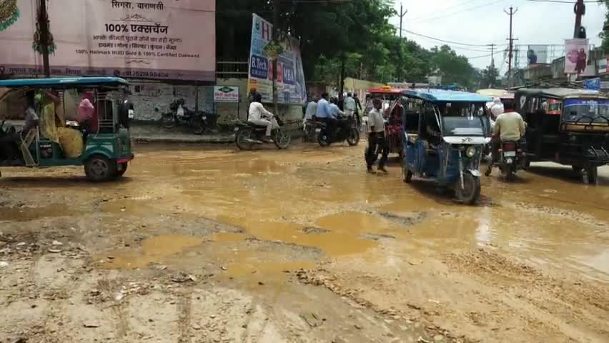 #मिर्जापुर शहर,विन्ध्याचल मार्ग का प्रमुख तिराहा जहांन्वि तिरहा दर्शनार्थियों और आम लोगों इसी गंदे पानी से गुजरना पड़ताहै