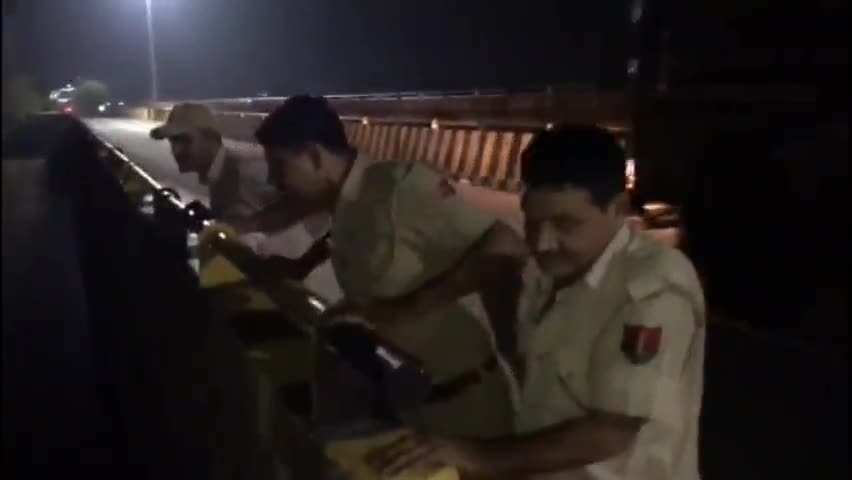 हनुमानगढ़: टाउन जंक्शन सड़क मार्ग पर घग्घर नदी के तटबंधो का टाउन #पुलिस के जवानों ने देर रात्रि को किया निरीक्षण #बाढ़ का खतरा बरकरार