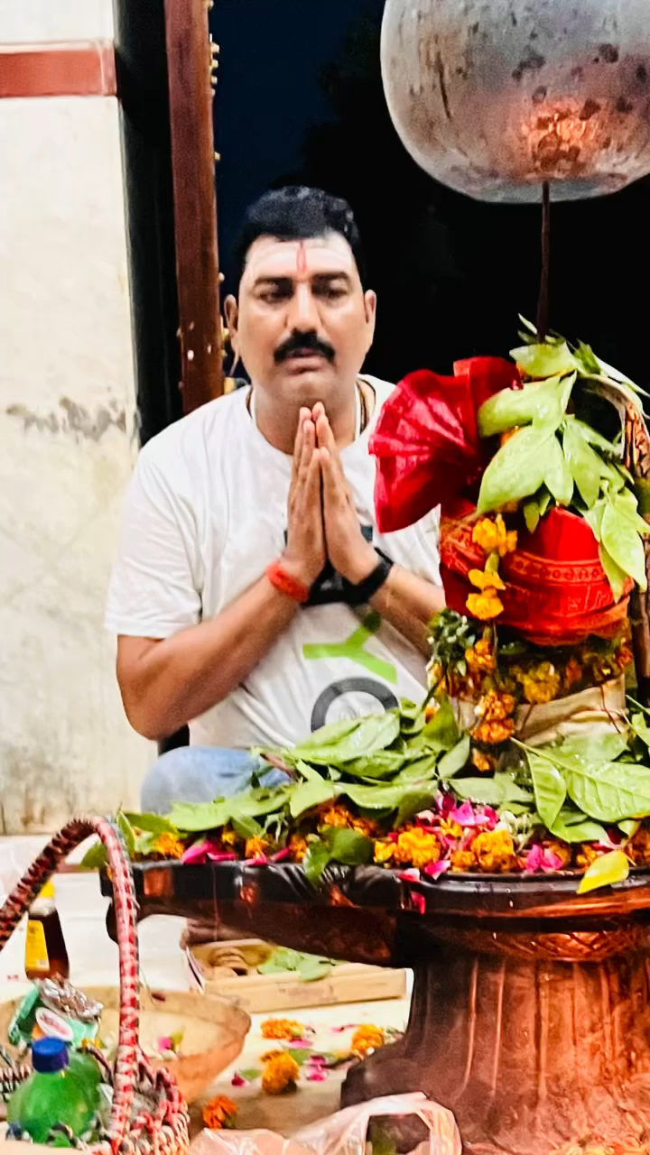 मलमास के तीसरे  सोमवार  को दुखहरन बाबा भोलेनाथ  जी का  दर्शन मिला।भोलेनाथ जी की  कृपा सभी भक्तों पर बनी रहे।
#हरहरमहादेव 
#ओमनमशिवाय 
#मलमास