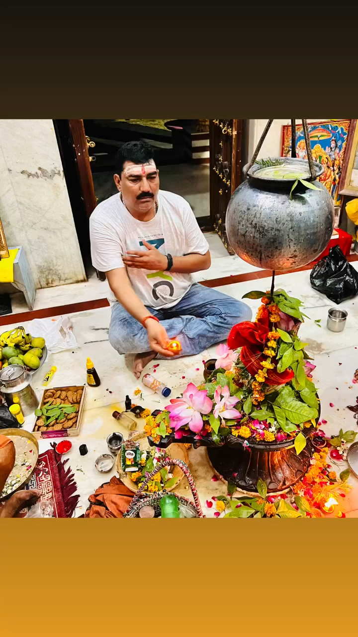 मलमास के तीसरे  सोमवार  को दुखहरन बाबा भोलेनाथ  जी का  दर्शन मिला।भोलेनाथ जी की  कृपा सभी भक्तों पर बनी रहे।
#हरहरमहादेव 
#ओमनमशिवाय 
#मलमास