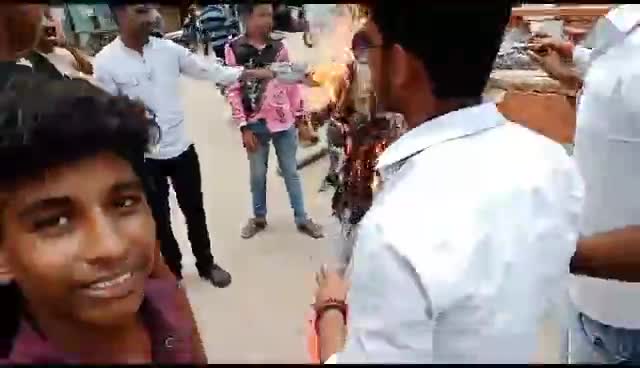 महरौनी: #विद्यार्थी_परिषद_महरौनी_नगर_इकाई के कार्यकर्ताओं ने #राजस्थान_सरकार का पुतला फूका। आजाद सिंह चौहान तहसील प्रमुख महरौनी