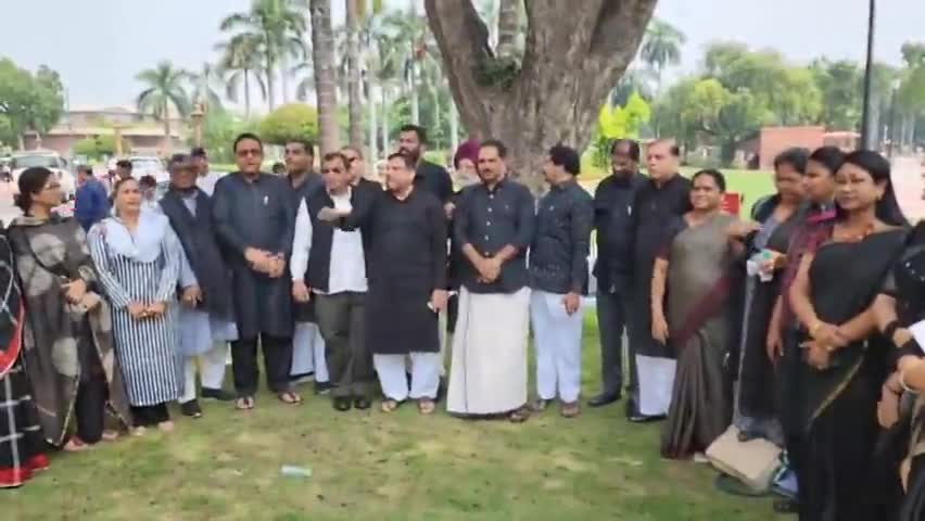 धरना स्थल पर #मोदी जी के मौन व्रत पर काले कपड़ों में #AAP MP #Sanjay_Singh और 
#INDIA के अन्य सांसदों का विरोध।
